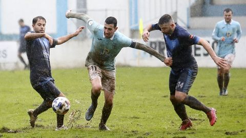 El capitán Álex Meitín intenta llevarse el balón ante dos jugadores del Silva este domingo