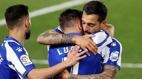 Joselu y Lucas se abrazan tras uno de los goles anotados por el Alavés al Real Madrid