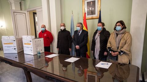 El acto de entrega de mascarillas fue en la Subdelegación del Gobierno en Ourense