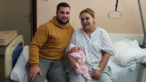 Marcos Osorio e Ana Fernández coa súa filla Laura, este luns no hospital de Monforte