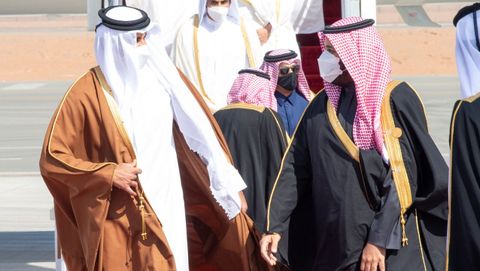 El príncipe Mohamed bin Salman (derecha) recibió al emir de Catar (izquierda), en el aeropuerto de Al Ula, la ciudad saudí que acoge la cumbre del Golfo