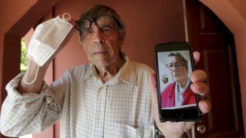 Florencio muestra la imagen de su esposa en junio del 2020, con la que meses después conseguiría reunirse en la residencia de Oleiros