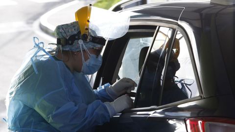 Personal sanitario realiza pruebas PCR en el covidauto del Chuac