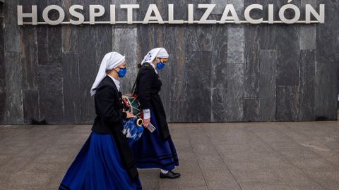 La banda de gaitas Ciudad de Oviedo tocó hoy en formación frente a las puertas del Hospital Universitario Central de Asturias (HUCA),