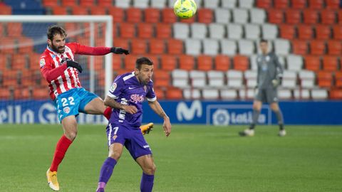 Edu Campabadal, jugador del C.D. Lugo, disputa un balón ante el Sporting de Gijón