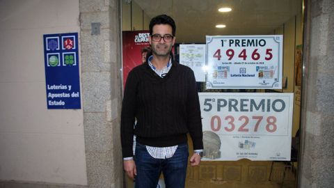 José Antonio de la Torre, en ua foto de archivo en la puerta de su administración de loterías en Monforte
