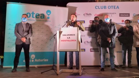 El presidente de Otea, Jos Luis lvarez Almeida, interviene en la protesta de la hostelera en Oviedo contra las medidas frente a la pandemia 