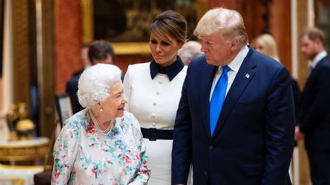 Con Isabel II. El vestido elegido por Melania generó críticas por considerarlo un disfraz de «My Fair Lady».