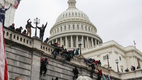 Seguidores de Trump subiendo por la fachada de la Cámara baja