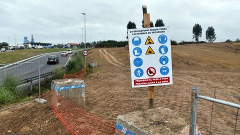 Obra en la glorieta de Iñás, donde se conecta la vía Ártabra