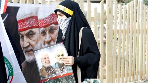 Una mujer iraquí, en una protesta contra EE.UU. por el primer aniversario de la muerte de Soleimani