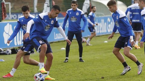 Adri Castro, en la imagen con el balón, en un entrenamiento del Deportivo