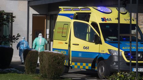 Una ambulancia en la residencia de mayores de A Pastoriza, en la mañana de este viernes