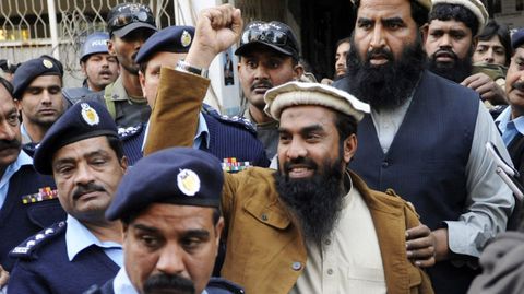 Zakiur Lakhvi, en una imagen de archivo en el 2015 mientras abandonaba el tribunal de Islamabad