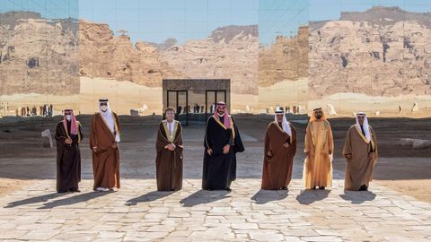 De izquierda a derecha, el emir de Kuwait Sheikh Nawaf, el exemir Al Ahmad al Jaber al Sabah; el emir de Catar, Tamim bin Hamad bin Khalifa Al-Thani; el primer ministro de Omán, Fahd Bin Mahmud; el príncipe saudí Mohamed bin Salman; el heredero de Baréin, Salman bin Hamad, y el primer ministro de Dubái, Mohamed bin Rashid al-Maktoum, durante la reunión del Consejo de Cooperación del Golfo.