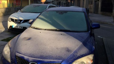 El rastro que dejó la helada siguió siendo visible esta mañana en numerosos automóviles