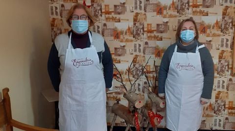 Lourdes (izquierda) y Mary Carmen, en la empanadería Cantón, en Ortigueira
