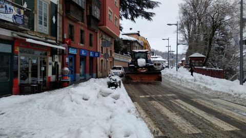 Un tractor con quitanieves limpia las calles de Tineo