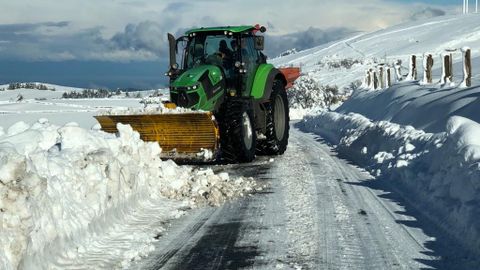 Los tractores trabajan a destajos para limpiar las carreteras en Tineo