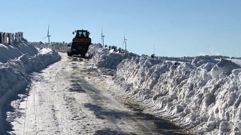 La nieve acumulada a los lados de una carretera de Tineo