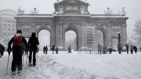 Gente esquiando ante la madrileña Puerta de Alcalá, tras una nevada histórica
