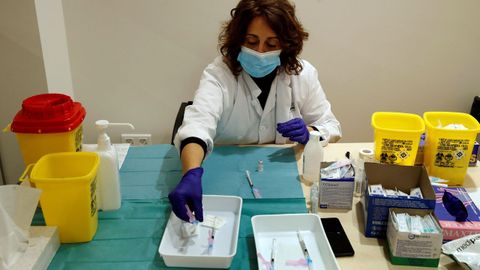 Una enfermera del Hospital Clinic de Barcelona prepara una dosis de la vacuna de Pfizer
