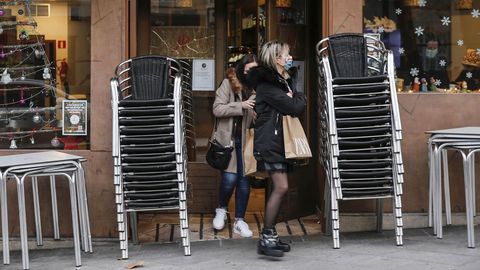 Clientas de un bar de la capital saliendo del negocio minutos antes de las seis de la tarde, hora de cierre