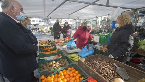 El primer mercado dominical del año en Carballo se vio afectado por las restricciones.