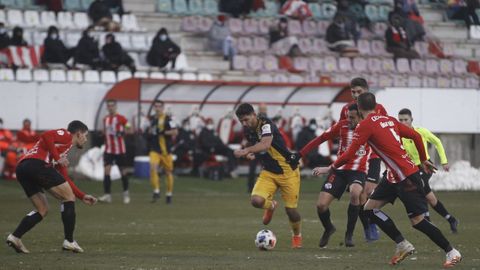 Rui Costa se escapa de un rival en un lance del partido de Zamora