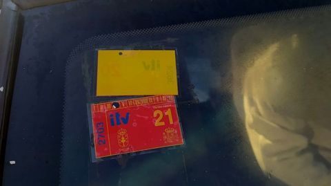 El coche llevaba en su parabrisas una pegatina que tenía las inspecciones técnicas en regla hasta marzo de este año