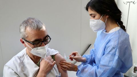 Un sanitario recibe la primera dosis de la vacuna contra el coronavirus en Asturias