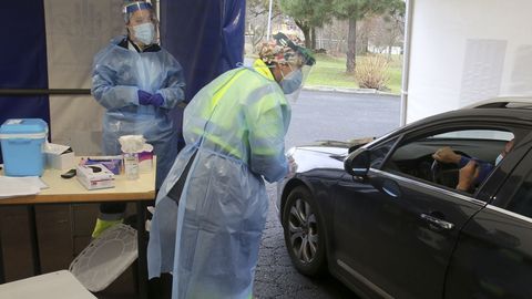 Personal del Área Sanitaria de Ferrol realizando PCR en el hospital Novoa Santos