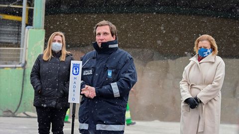 El alcalde de Madrid, José Luis Martínez-Almeida, el pasado día 7 de enero en una visita al distritro de Vallecas para conocer el dispositivo del Plan de Emergencias Invernales del Ayuntamiento de Madrid