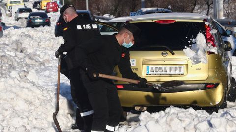 Efectivos de la UME en la M-40 de Madrid, liberando un coche atrapado en la nieve