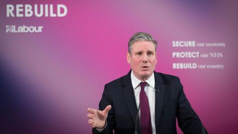 El líder laborista, Kier Starmer, durante una comparecencia este lunes