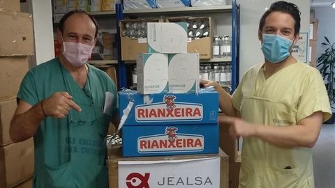 Entrega de mascarillas efectuada por Jealsa al área sanitaria de Santiago y Barbanza en mayo del pasado año