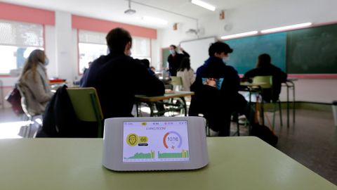 POR ENCIMA DE MIL. El IES David Buján (Cambre) lleva desde septiembre midiendo el CO2 de una clase, y desde noviembre es uno de los centros piloto de la app de la Xunta-USC. El objetivo es no superar en ningún caso las 1.000 ppm, y es difícil. Eso sí, antes de la pandemia se podía llegar a los 2.800