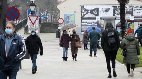 Transeúntes con mascarilla en una calle de Monforte, en una fotografía de hace unos días