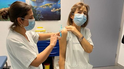 Rosa (izquierda) vacunando a la primera sanitaria del HULA que recibió la dosis, Carlota Gómez (derecha)
