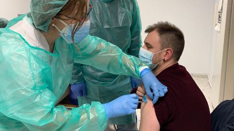 Diego López Rodríguez, trabajador de las ambulancias del 061, fue el primer sanitario en recibir la vacuna en el hospital de Monforte