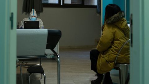Una paciente recibe la comunicación de que ha dado positivo en un centro especializado para pacientes con sintomatología covid en el barrio de Gracia de Barcelona