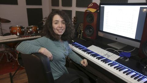 La compositora compostelana Sofía Oriana Infante, en su lugar de trabajo en su casa de Ferrol