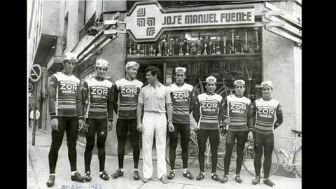 El ciclista ovetense Jos Manuel Fuente, El Tarangu, frente a su tienda de la calle Martnez Marina, en el ao 1983