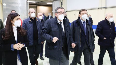 El ministro de Pesca, Luis Planas (segundo por la derecha), visitando este jueves las instalaciones de Puerto de Celeiro con directivos de la empresa pesquera y otras autoridades