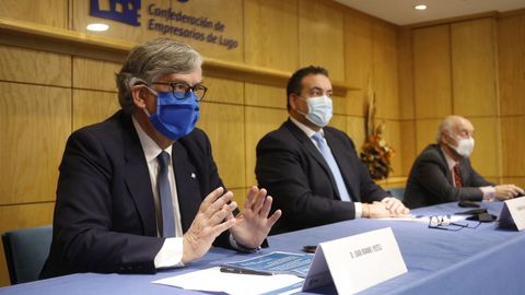 Juan Manuel Vieites, primero por la izquierda, junto a Eduardo Valín, de la confederación lucense, y Antonio Fontenla, de la de A Coruña