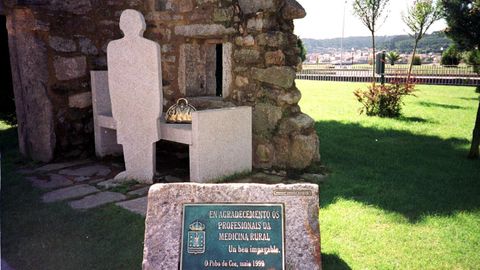 Monumento al médico rural en el concello de Cee