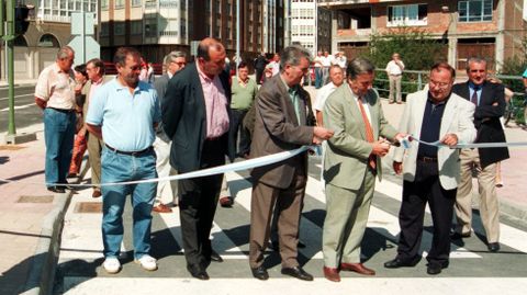 El entonces teniente de alcalde, Fernando Miramontes, junto a Couce Pereiro y otros miembros de la corporación en la inauguración de la Avenida de la Paz, en 1994