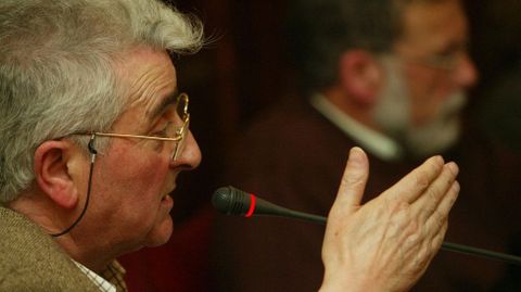 Miramontes hablando desde su escaño en el salón de plenos municipal como concejal de IU en 2004