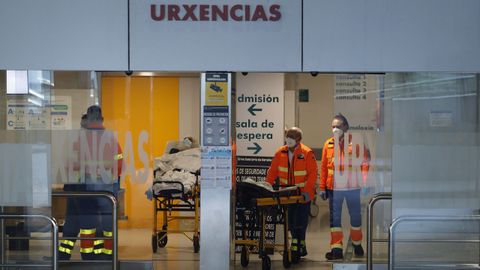 Sanitarios y pacientes en la entrada de urgencias del Chuac.
