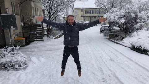 Jesús Sambade, hijo de emigrantes de Camariñas, en medio de la nieve de Zurich